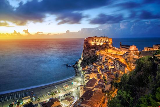 Scilla di notte Scilla di notte mRGB / Shutterstock.com 