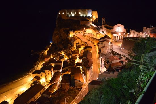 Scilla di notte Scilla di notte Giovanni Gabugliese / Shutterstock.com 