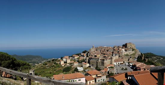 Isola del giglio Isola del giglio yogidan - Istockphoto.com 