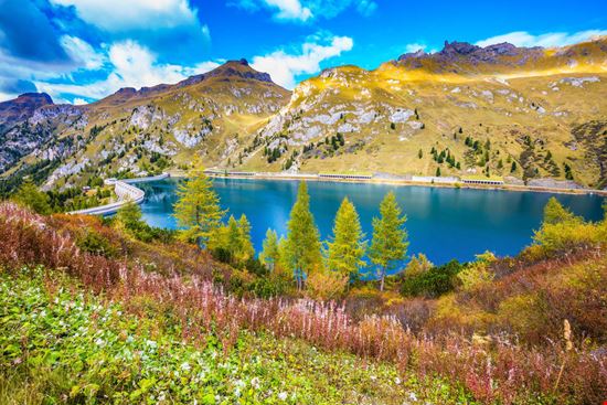 Lago di Fedaia Lago di Fedaia kavram - Shutterstock.com 
