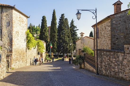 Arquà Petrarca Arquà Petrarca FEDELE FERRARA / Shutterstock.com 