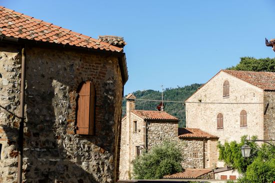 Arquà Petrarca Arquà Petrarca underworld - Shutterstock.com 