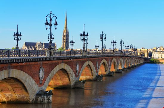 Pont de Pierre Pont de Pierre Martin M303 - Shutterstock.com 