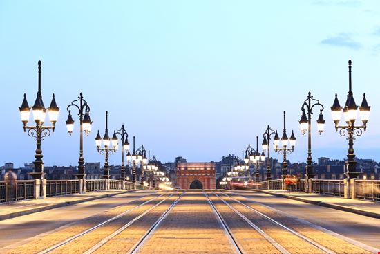 Pont de Pierre Pont de Pierre Eo naya - Shutterstock.com 
