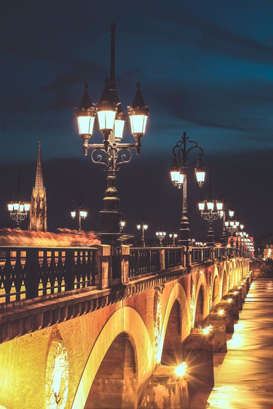 Pont de Pierre Pont de Pierre Eo naya - Shutterstock.com 