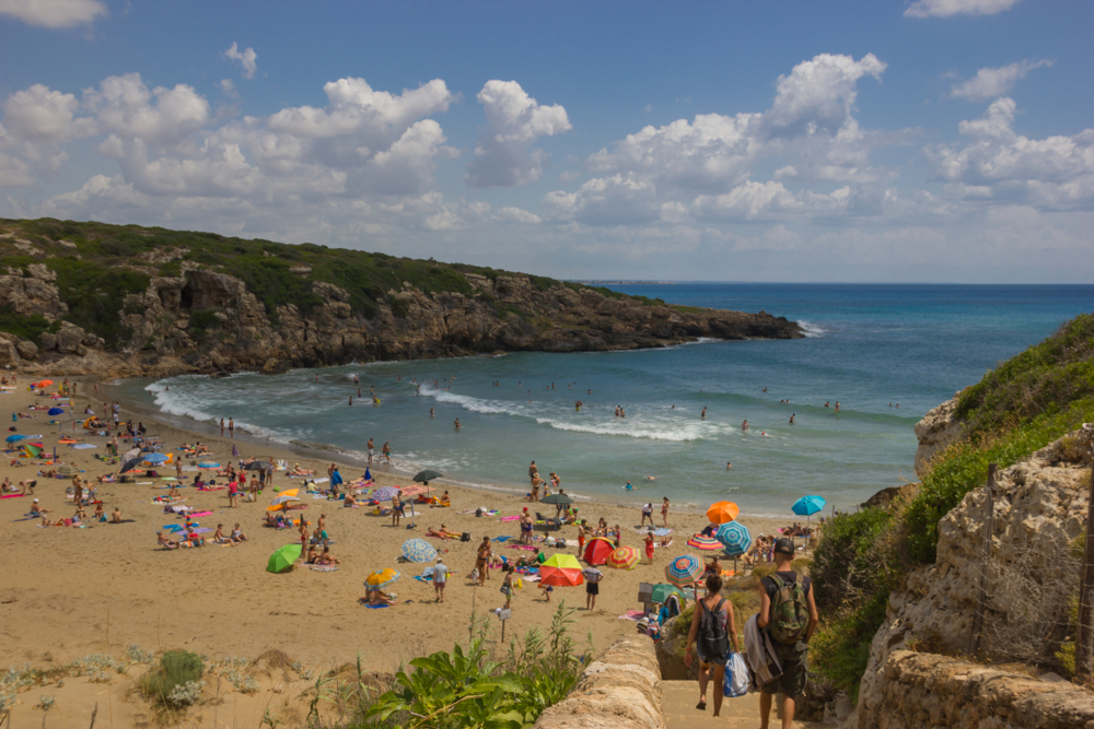 Dalla spiaggia-cratere alla scalinata bianca sul mare: sono queste le 10 spiagge da non perdere quest'estate in Sicilia