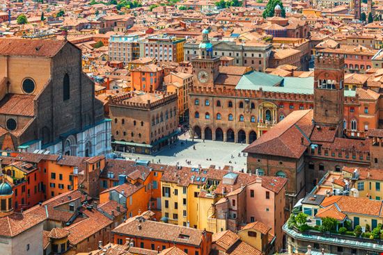 Bologna Piazza Maggiore Yasonya - Shutterstock.com 
