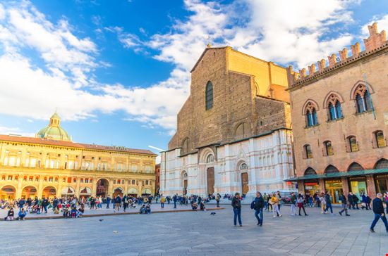 Bologna Piazza Maggiore Aliaksandr Antanovich / Shutterstock.com 
