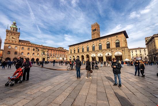 Bologna Piazza Maggiore Alberto Masnovo / Shutterstock.com 