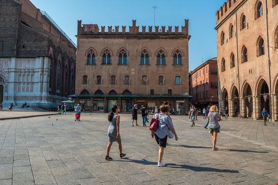 Bologna Piazza Maggiore sancastro / Shutterstock.com 