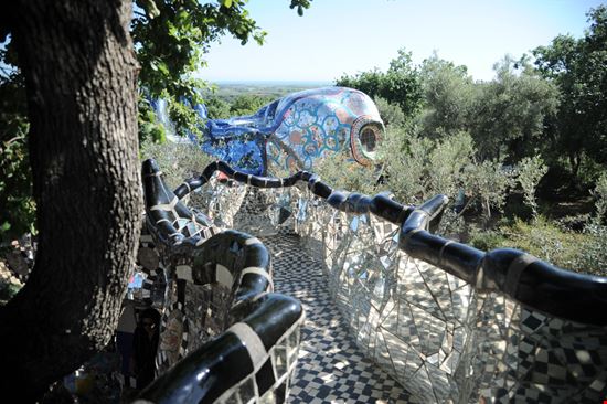 Il giardino dei tarocchi Il piccolo Parc Guell italiano MZeta / Shutterstock.com 