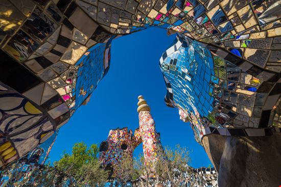 Il giardino dei tarocchi Il piccolo Parc Guell italiano ValerioMei / Shutterstock.com 