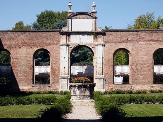 Ferrara Palazzo dei Diamanti  Shutterstock.com 