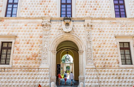 Ferrara Palazzo dei Diamanti  Takashi Images / Shutterstock.com 