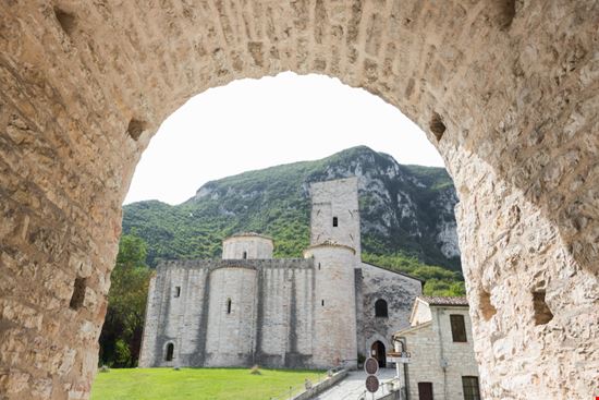 San Vittore alle Chiuse L'abbazia gioiello delle Marche Martina Badini / Shutterstock.com 