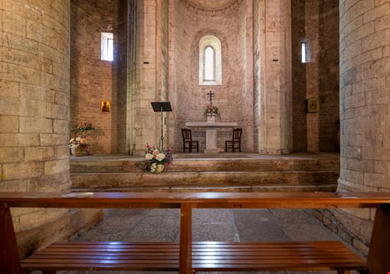 San Vittore alle Chiuse L'abbazia gioiello delle Marche Roberto Giachino / Shutterstock.com 