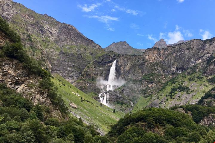 Dall'Umbria all'Alto Adige: viaggio lungo lo Stivale tra le 15 cascate più belle d'Italia