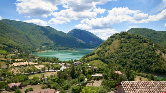 Lago del Turano Scorci del lago Daniele COSSU / Shutterstock.com 
