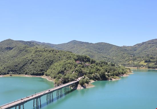 Lago del Turano Scorci del lago Creative Yarik - Shutterstock.com 