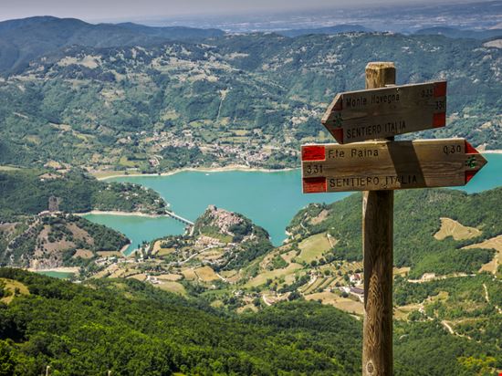 Lago del Turano Scorci del lago Vinciber - Shutterstock.com 