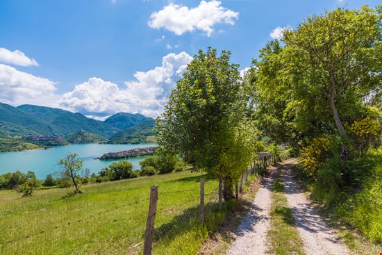 Lago del Turano Scorci del lago ValerioMei - Shutterstock.com 