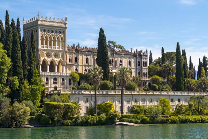 Emergono dal blu delle acque come dei piccoli miraggi: sono italiane le isole sui laghi più belle d'Europa