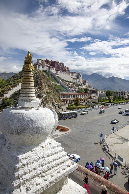 Potala Potala LIUSHENGFILM - Shutterstock.com 