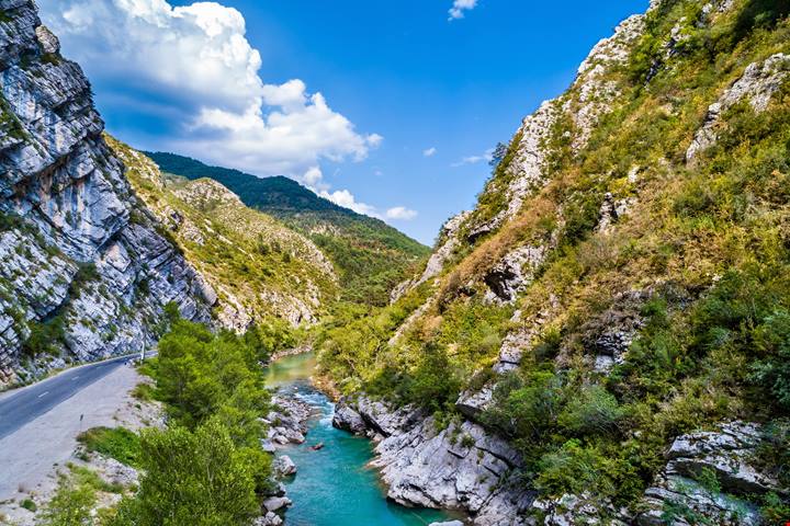 È questo l'unico e solo Grand Canyon d'Europa, ed è così spettacolare che non rimpiangerai neanche per un attimo i più celebri canyon americani