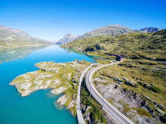 Trenino Rosso del Bernina Il viaggio in treno più belle delle Alpi stock.adobe.com 