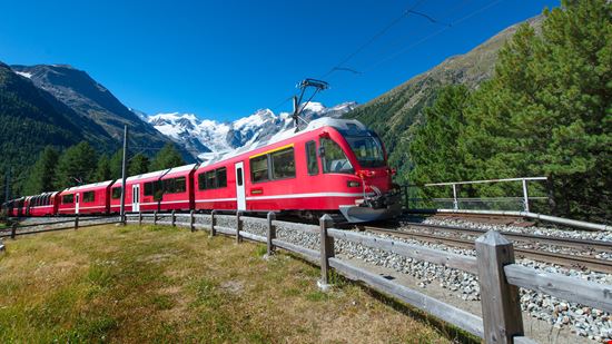 Trenino Rosso del Bernina Il viaggio in treno più belle delle Alpi stock.adobe.com 