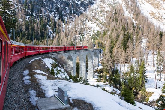 Trenino Rosso del Bernina Il viaggio in treno più belle delle Alpi stock.adobe.com 