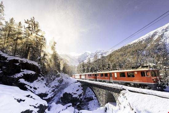 Trenino Rosso del Bernina Il viaggio in treno più belle delle Alpi stock.adobe.com 