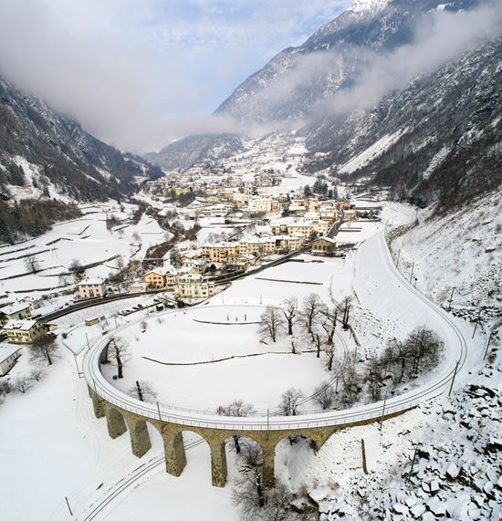 Trenino Rosso del Bernina Il viaggio in treno più belle delle Alpi stock.adobe.com 