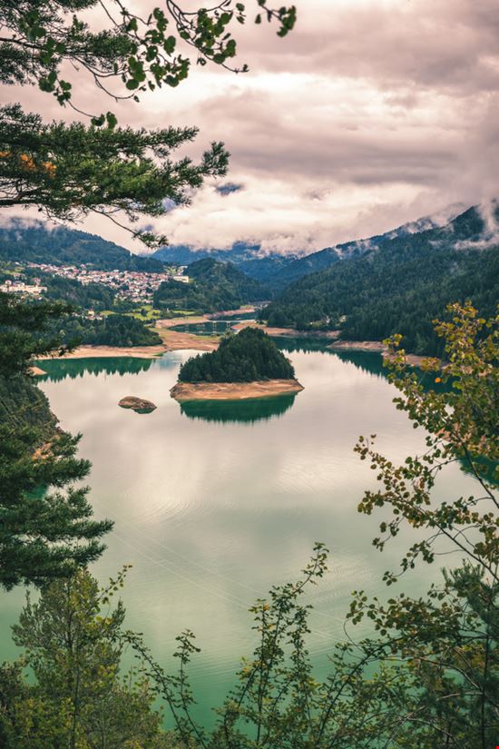 Lago di Cadore Lago di Cadore DaLiu - Shutterstock.com 