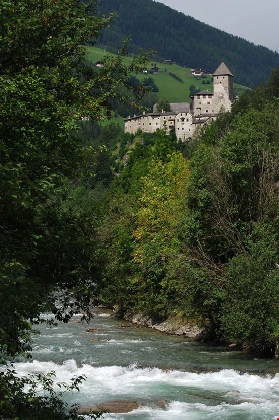 Castel Tures Castel Tures Dan74 / Shutterstock.com 