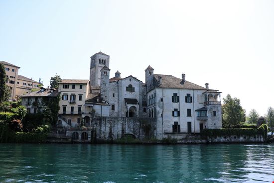 Basilica di San Giulio Basilica di San Giulio ClaraNila - Istockphoto.com 