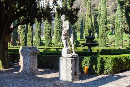 Giardini Giusti Giardini Giusti vvoe / Shutterstock.com 