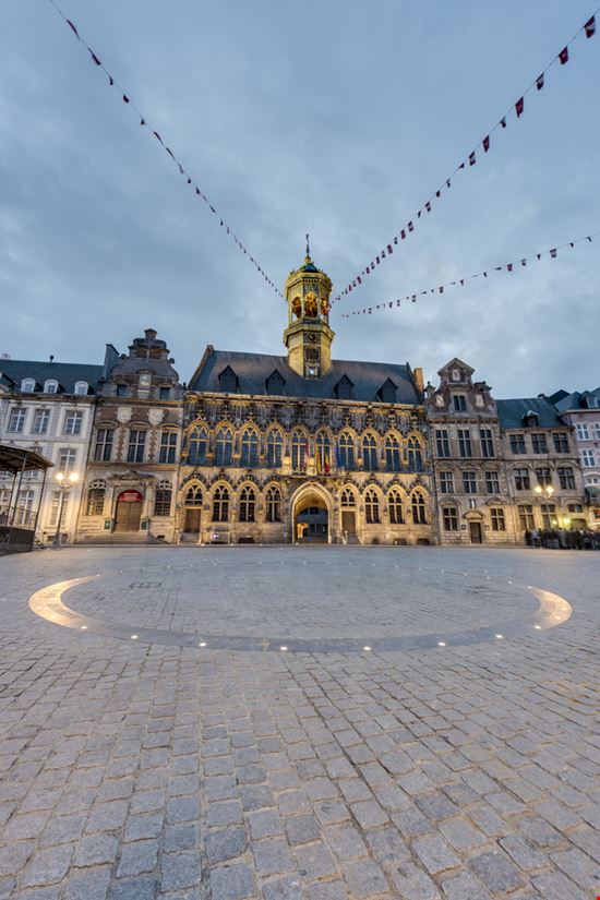 Municipio di Mons Municipio di Mons Anibal Trejo - Shutterstock.com 