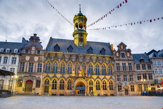 Municipio di Mons Municipio di Mons Anibal Trejo - Shutterstock.com 