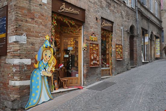 Urbino Urbino MTravelr / Shutterstock.com 