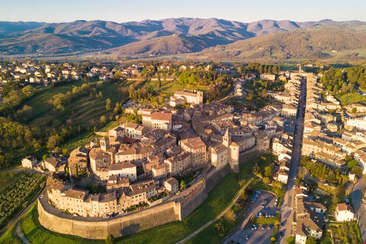 Terra di artigiani e capolavori, un luogo senza tempo a due passi da Arezzo per scoprire un altro lato della Toscana