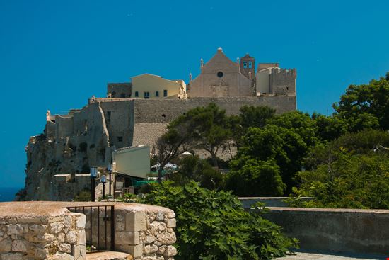 Isola di San Nicola Santuario di Santa Maria a Mare stock.adobe.com 