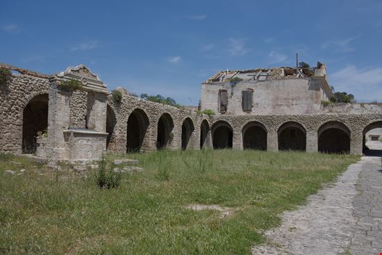 Isola di San Nicola Santuario di Santa Maria a Mare stock.adobe.com 