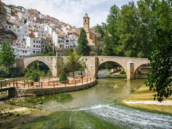 Alcalá del Jucar Il villaggio nella roccia da visitare in Spagna stock.adobe.com 