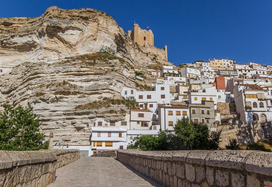 Alcalá del Jucar Il villaggio nella roccia da visitare in Spagna stock.adobe.com 