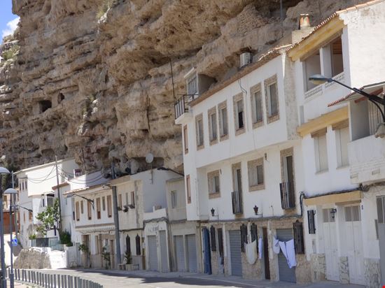 Alcalá del Jucar Il villaggio nella roccia da visitare in Spagna stock.adobe.com 