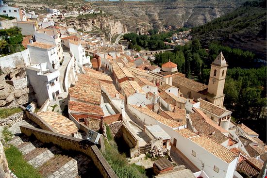 Alcalá del Jucar Il villaggio nella roccia da visitare in Spagna stock.adobe.com 