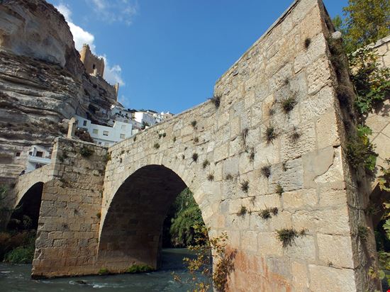 Alcalá del Jucar Il villaggio nella roccia da visitare in Spagna stock.adobe.com 
