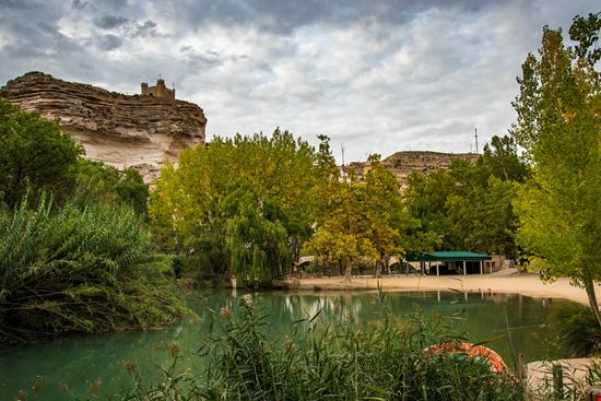 Alcalá del Jucar Il villaggio nella roccia da visitare in Spagna stock.adobe.com 