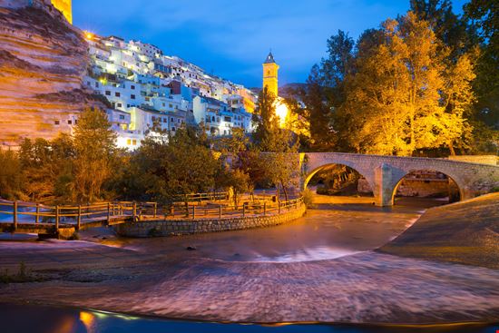 Alcalá del Jucar Il villaggio nella roccia da visitare in Spagna stock.adobe.com 